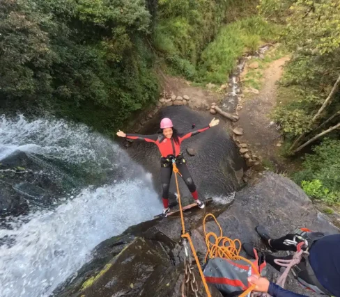Technical rope descent in the Chamana sector, a top Baños adventure.